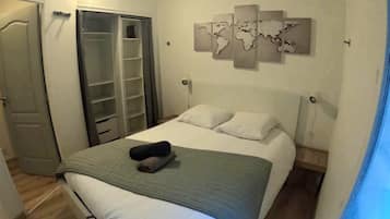 Een strijkplank/strijkijzer, wifi, beddengoed