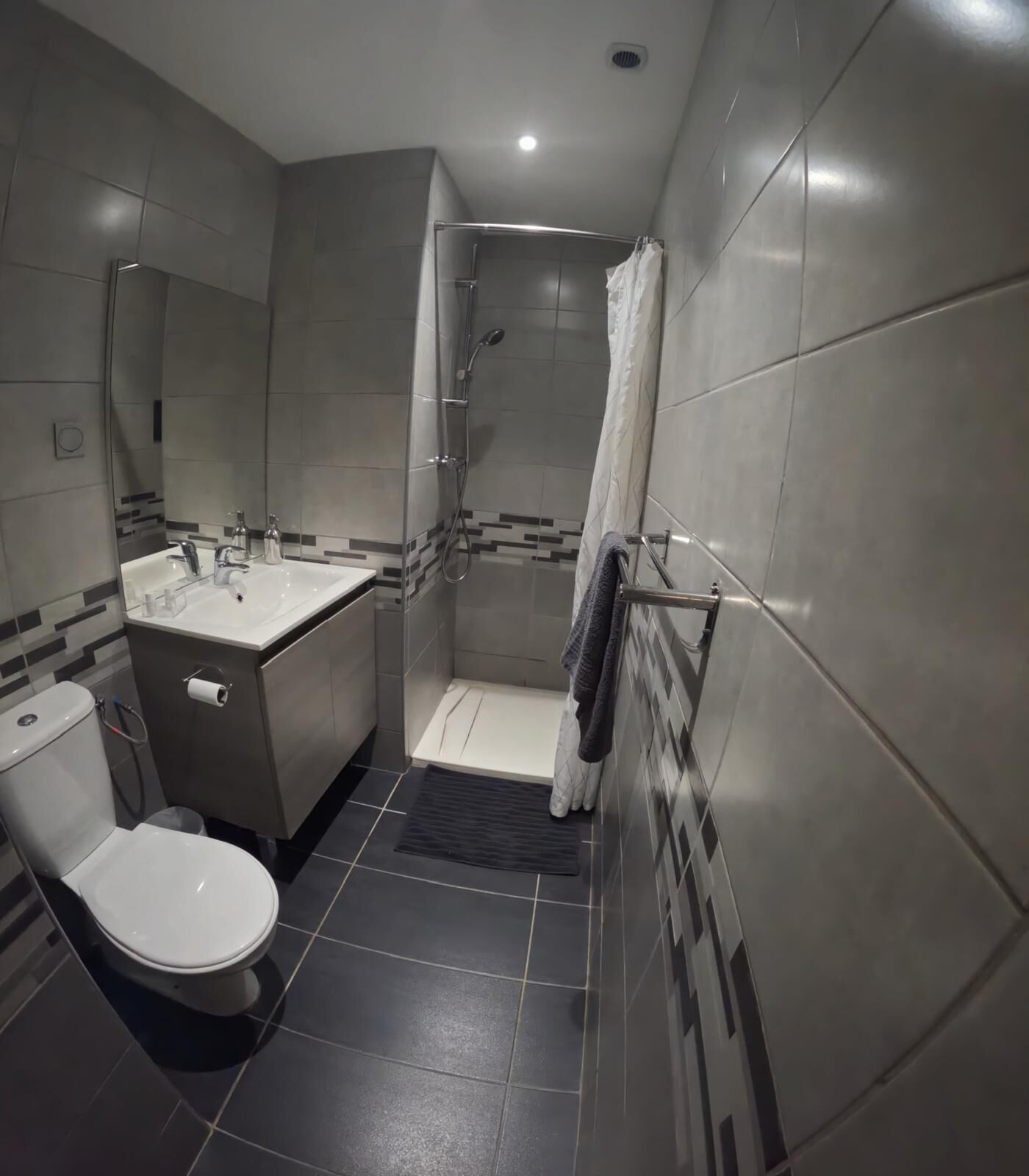 Douche, sèche-cheveux, serviettes fournies, papier toilette