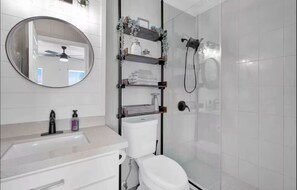 Secadora de cabello, toallas, jabón, papel de baño 