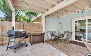 Outdoor dining - Perfect 3-bedroom house with private pool in South Padre Island (South Padre Island)