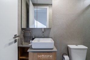 Bathroom - Complete Studio in Downtown Floripa Cma0102 (Florianópolis)