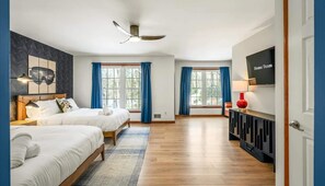 6 bedrooms, desk, iron/ironing board, travel cot - Epic Poconos Pad - Pool - Hot Tub - Gym - Golf Sim (East Stroudsburg)