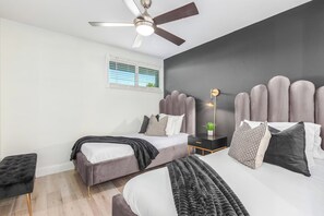 5 bedrooms, desk, iron/ironing board, travel cot - Rose Haven - Old Town, Heated Pool, Spa, Game Room (Scottsdale)