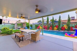 Outdoor dining - Rose Haven - Old Town, Heated Pool, Spa, Game Room (Scottsdale)
