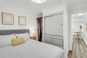 Espacio para trabajar con laptop y tabla de planchar con plancha 