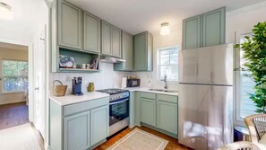 Picture Book Cottage | Bếp riêng | Tủ lạnh, dụng cụ pha cà phê/trà 