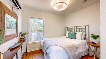 Picture Book Cottage | Skrivebord for bærbar PC, strykejern/-brett og wi-fi (inkludert)