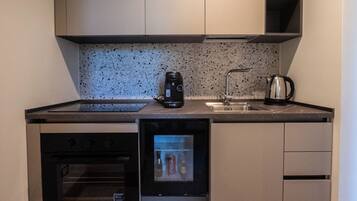 Fridge, oven, stovetop, coffee/tea maker