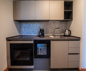 Fridge, oven, stovetop, coffee/tea maker - Charming elegant room in central Acireale with serene garden view (Acireale)