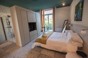 1 bedroom, iron/ironing board, travel crib, free WiFi - Charming elegant room in central Acireale with serene garden view (Acireale)