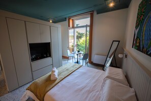 1 bedroom, iron/ironing board, travel crib, free WiFi - Charming elegant room in central Acireale with serene garden view (Acireale)