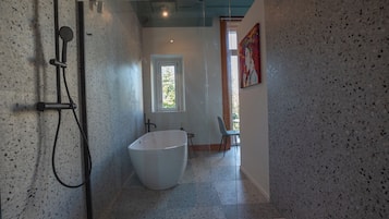 Shower, hair dryer, bidet, towels