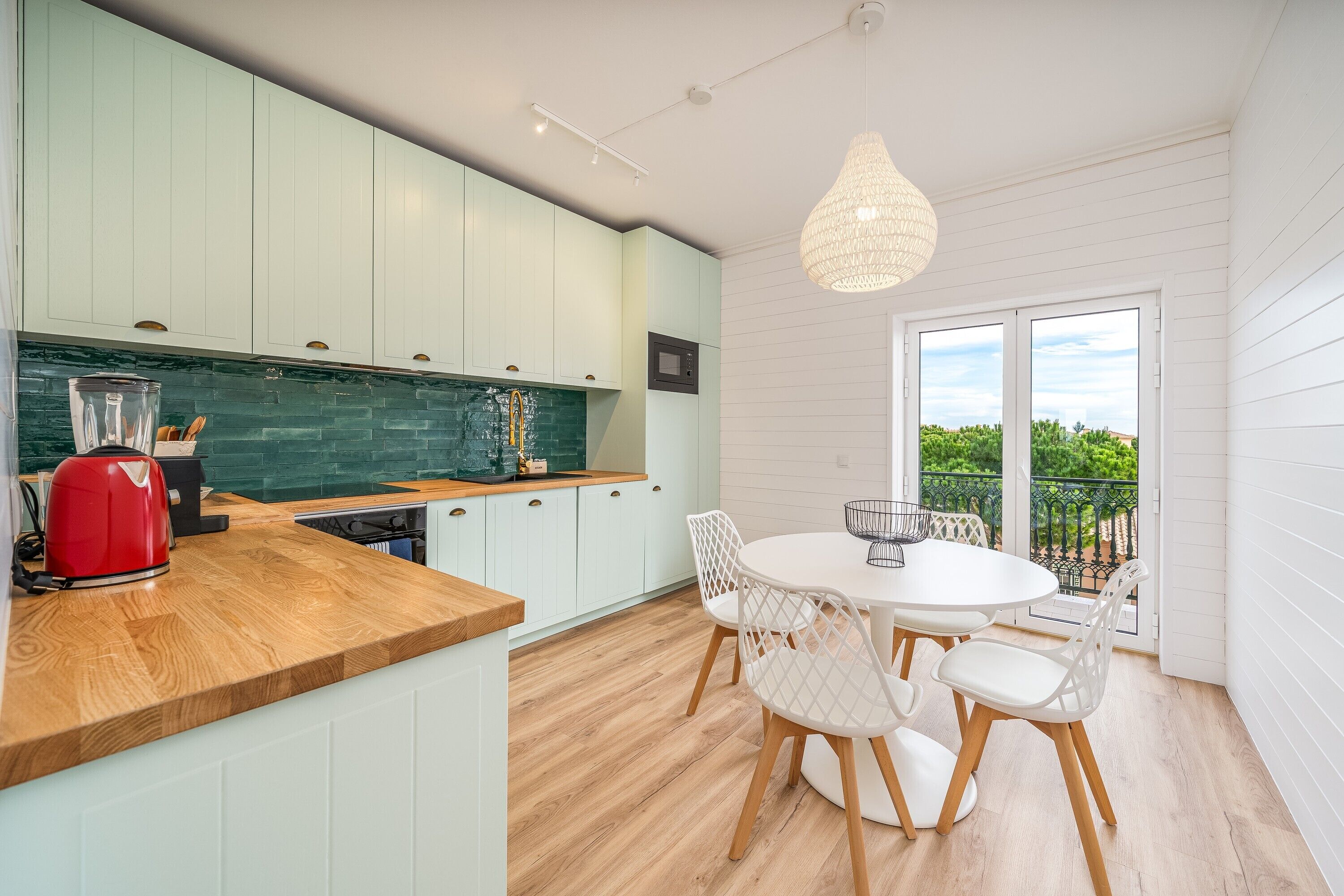 Jääkaappi, mikroaaltouuni, uuni, liesi