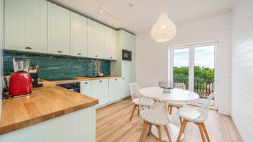 Jääkaappi, mikroaaltouuni, uuni, liesi