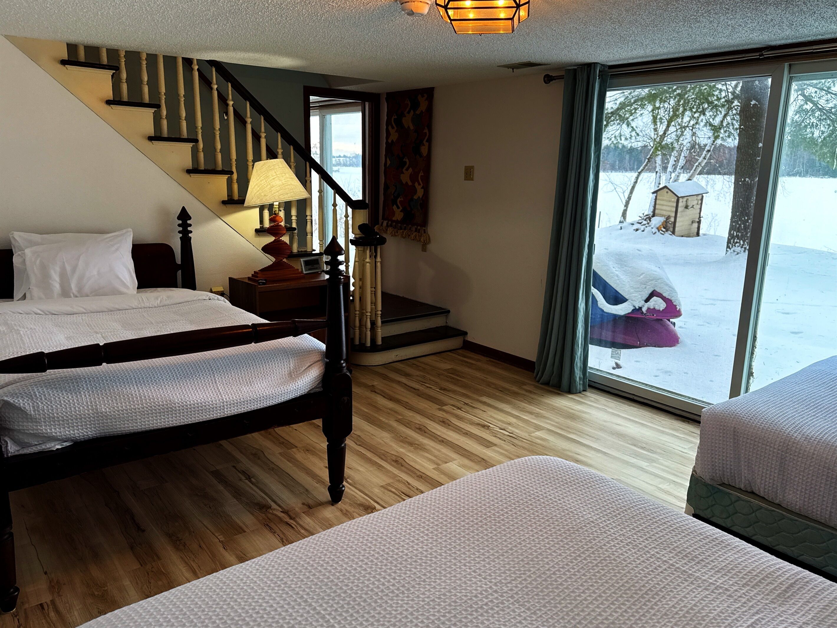 Bureau, fer et planche à repasser, Wi-Fi gratuit, draps fournis