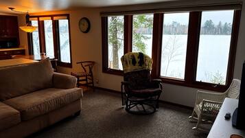 TV connectée, jeux vidéo, lecteur de DVD, livres