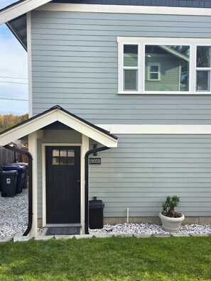 Exterior detail - Brand-New Furnished 2BR 1 Bath Unit. Central Tacoma (Tacoma)