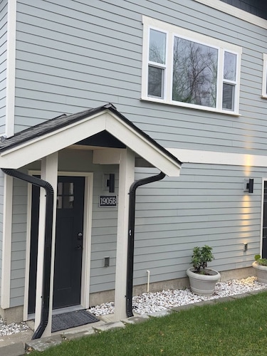 Brand-New Furnished 2BR 1 Bath Unit. Central Tacoma