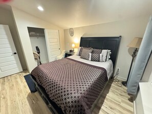 2 bedrooms, desk, iron/ironing board, WiFi - Brand-New Furnished 2BR 1 Bath Unit. Central Tacoma (Tacoma)