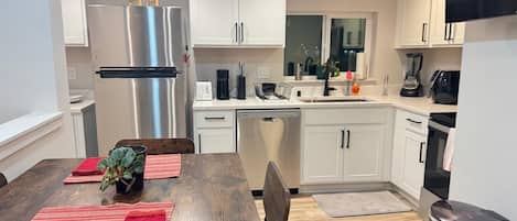 Kylskåp, mikrovågsugn, ugn och spishäll