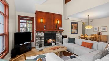 Una televisión, una chimenea