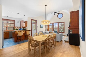 Dining - Les Eaux | 3BR, Sauna, Fireplace & Jacuzzi Access (Mont-Tremblant)