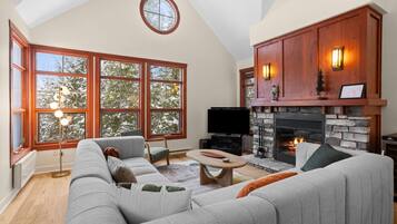 Una televisión, una chimenea