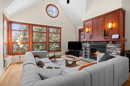 Les Eaux | 3BR, Sauna, Fireplace & Jacuzzi Access
