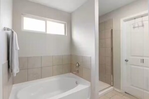 Sèche-cheveux, serviettes fournies, savon, shampoing