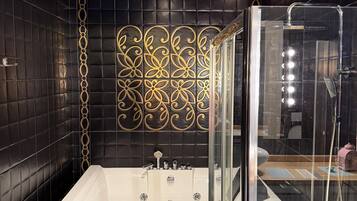 Secador de cabelo, toalhas de banho, sabonete, papel higiênico