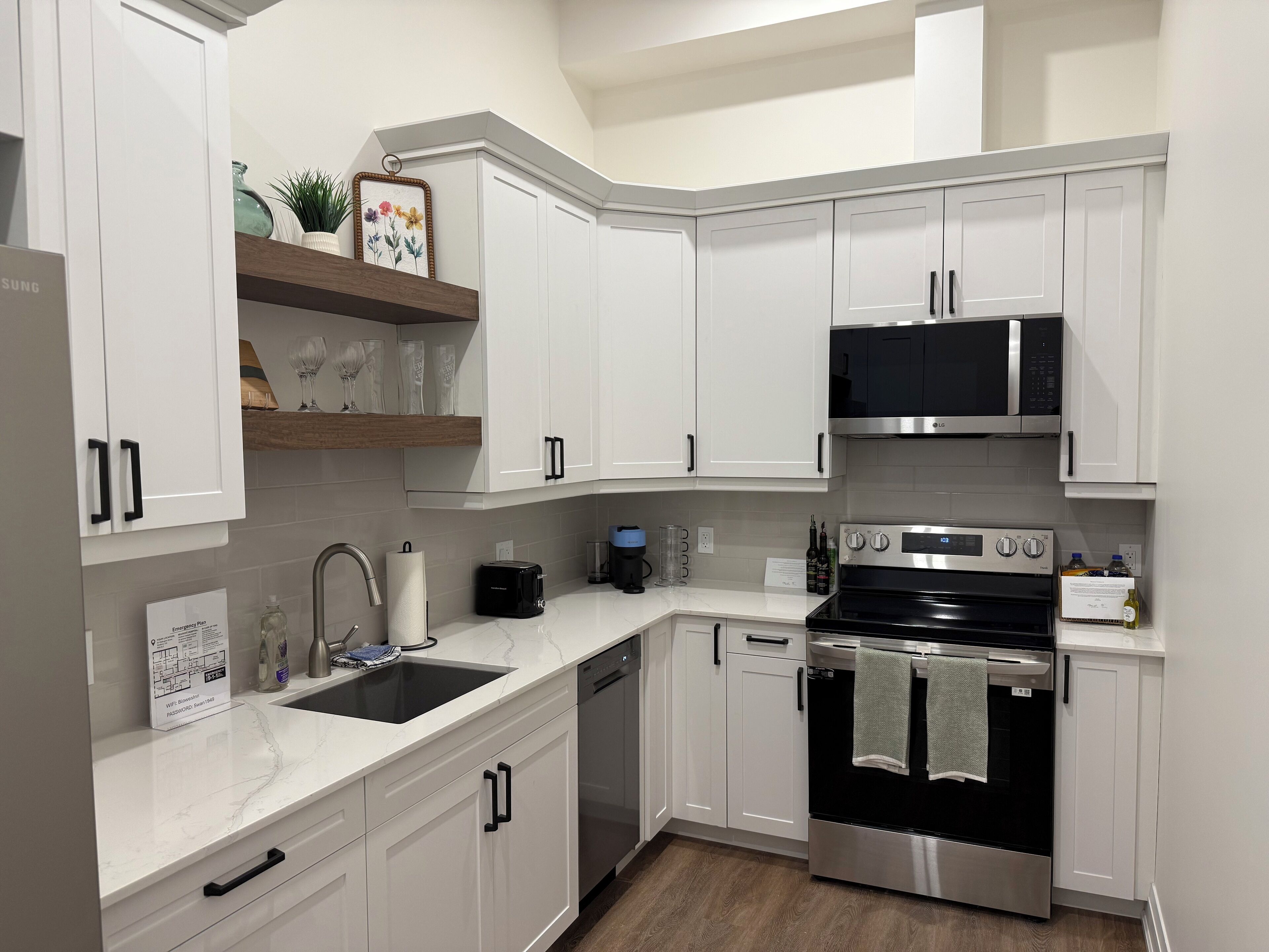 Kjøleskap, mikrobølgeovn, ovn og kokeplater