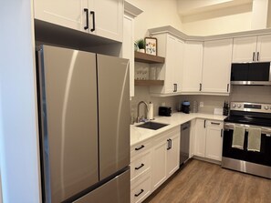 Refrigerador, microondas, horno y parrilla de estufa 