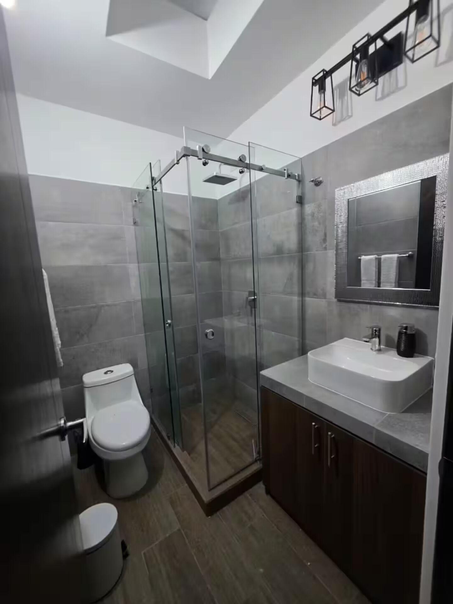 Douche, serviettes fournies, savon, papier toilette