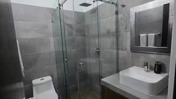 Douche, serviettes fournies, savon, papier toilette