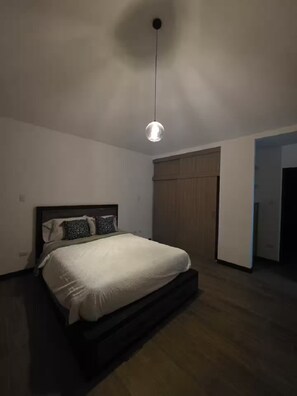 4 bedrooms, iron/ironing board, WiFi