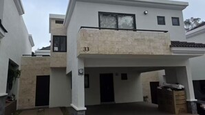 A modern two-story residential building with a flat roof, large windows, and a balcony. - Cerca de Casa de Dios, Decocity Pradera Concepcion (Fraijanes)