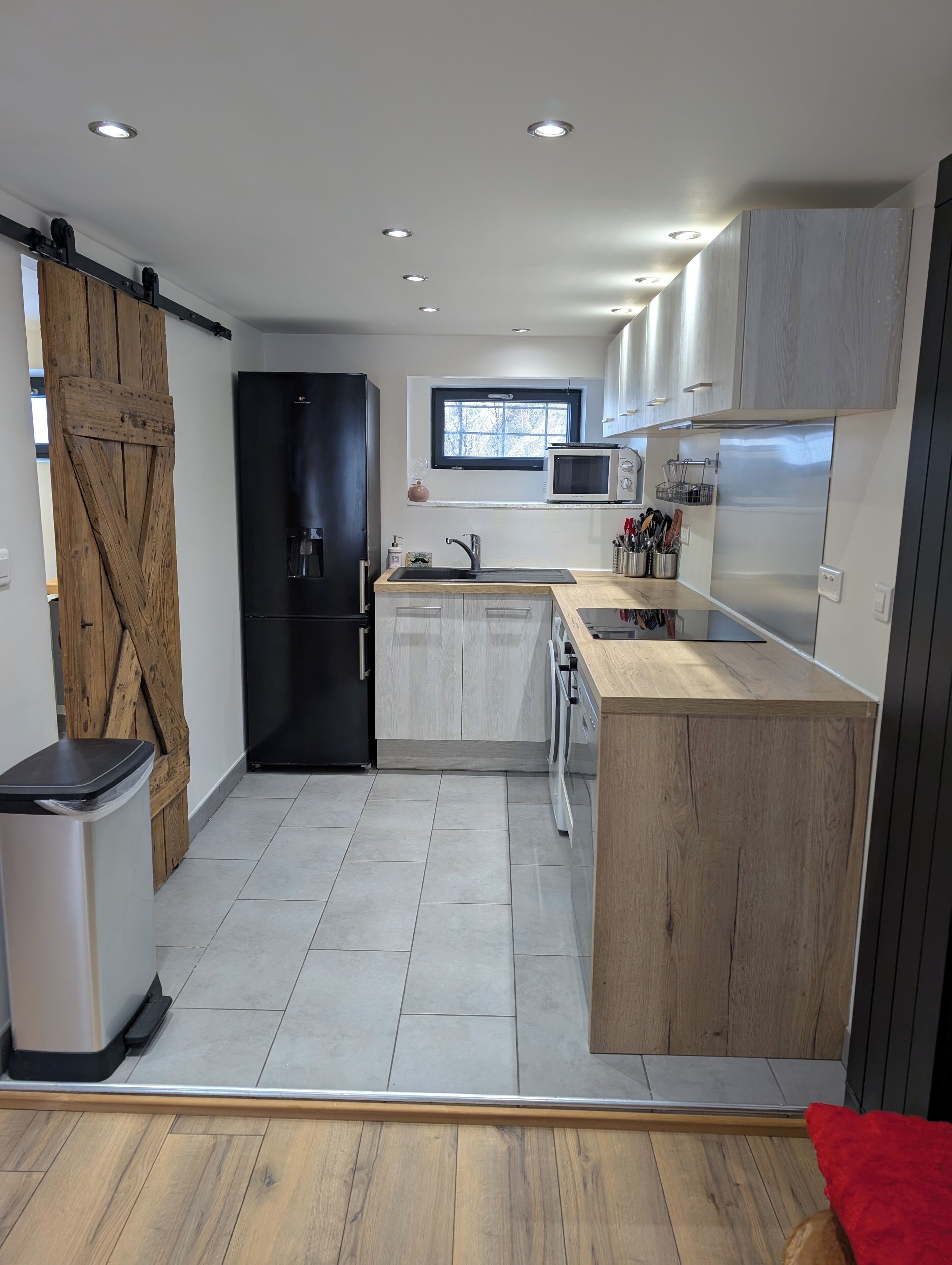 Réfrigérateur, micro-ondes, four, plaque de cuisson