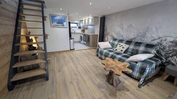 Een smart-tv en boeken