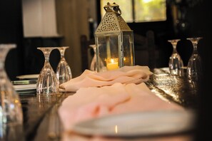 A table set with a candle, clear glass vases, and a folded napkin. - Luxury villa with a heated pool (Marrakech)