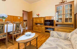 Smart TV, fireplace - Awesome home in Gruda (Gruda)