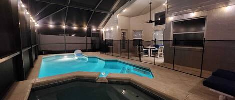 Utendørsbasseng og et oppvarmet basseng