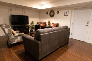 Smart TV - Peaceful + Cozy Maple Ridge Hideaway | Home Away from Home (Maple Ridge)