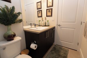 タオル、石鹸、トイレットペーパー