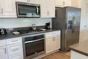 Private kitchen - Spacious 4-bedroom house in peaceful Menifee near Wine Country (Menifee)
