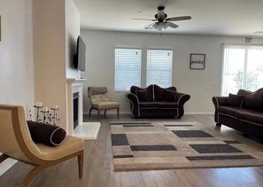 Living area - Spacious 4-bedroom house in peaceful Menifee near Wine Country (Menifee)