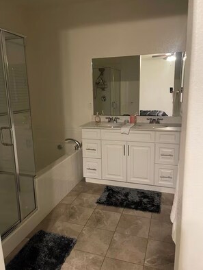 Towels, toilet paper - Spacious 4-bedroom house in peaceful Menifee near Wine Country (Menifee)