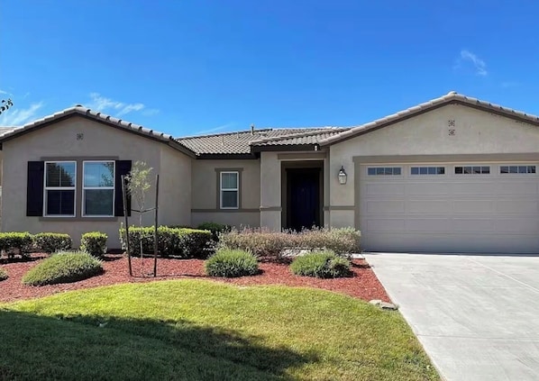 Exterior - Spacious 4-bedroom house in peaceful Menifee near Wine Country (Menifee)