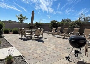 Outdoor dining - Spacious 4-bedroom house in peaceful Menifee near Wine Country (Menifee)