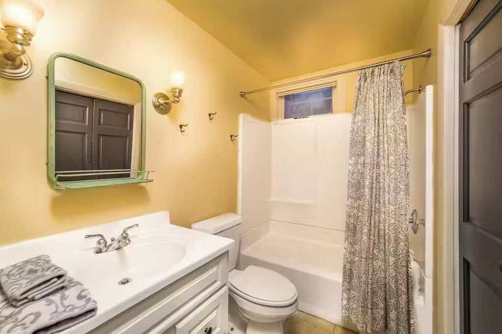 Séchoir à cheveux, serviettes fournies, savon, shampooing