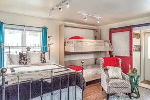 Tabla de planchar con plancha, wifi gratis y ropa de cama 